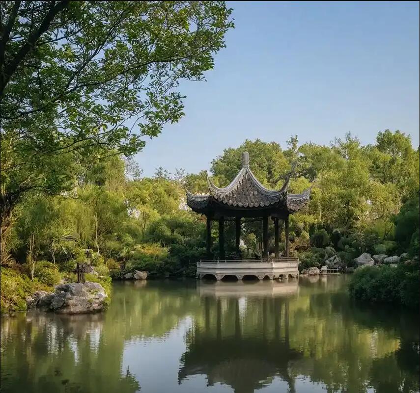 东湖区逃离餐饮有限公司